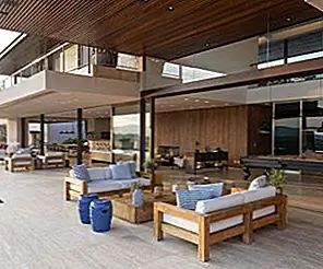 Просторная резиденция, гармоничная с природой через большую веранду