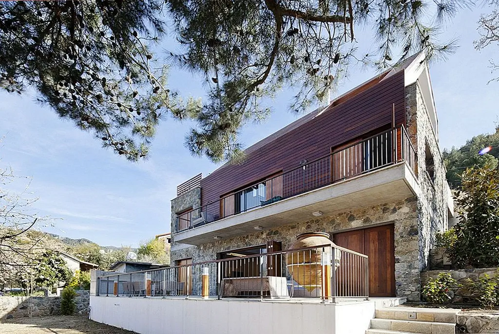 Камень и Ирокко Вуд, изображающий дом в живописной Кипрской деревне