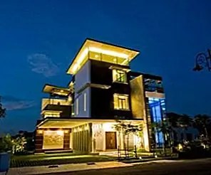 Трехэтажный дом в Малайзии с прекрасным видом на террасу на крыше