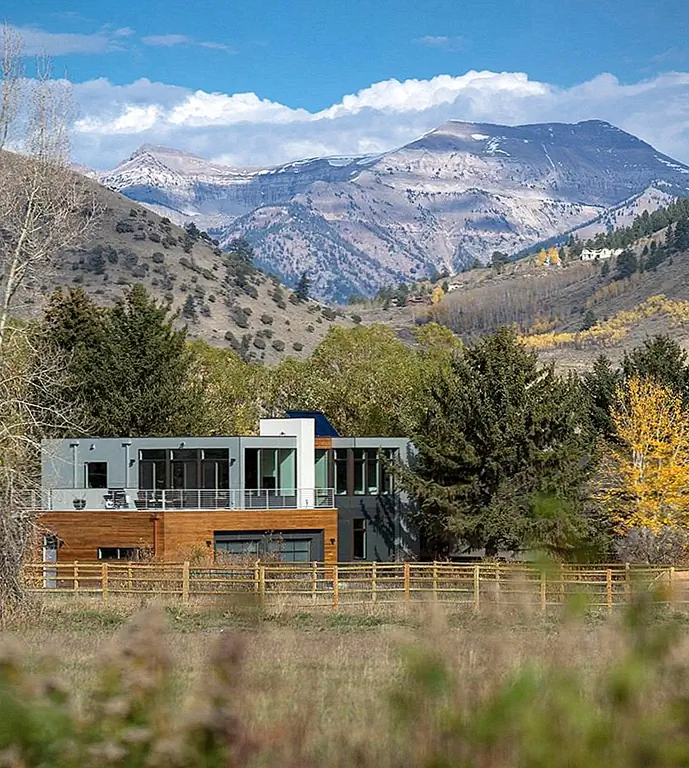 Стильная и устойчивая семейная резиденция в Вайоминге: Jackson Hole Prefab