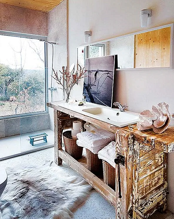 В доме есть солнечные панели и генератор, что значительно снижает потребление газа и электричества. Сад также является отличным дополнением. Большие окна позволяют получить много естественного света, а деревья обеспечивают тень. Место очень мирное и красивое. Что касается дизайна интерьера, это сочетание старинных и современных элементов. Результат - элегантный, очаровательный и привлекательный декор. Цветовая палитра сбалансирована и в основном состоит из натуральных оттенков с несколькими смелыми штрихами. {Найден на nuevoestilo}.