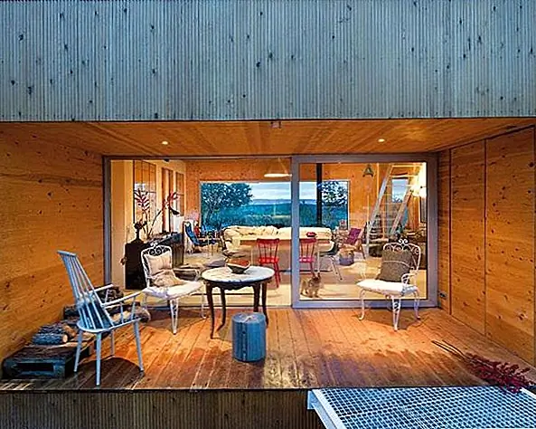 Дом не просто красив, но и устойчив. Он был построен для пары, которая решила покинуть город, чтобы жить в стране. Они хотели убежать от города и найти спокойное место, где они могли бы расслабиться. Они также хотели быть ближе к природе.