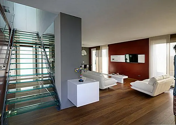 Студия Alberto Apostoli также участвовала в проекте парка и газонов комплекса, который включает в себя «подвесные» сады и декоративные изгороди. Хранитель-садовник, который там живет, заботится обо всех растениях комплекса. Проект также использует лучшие энергосберегающие технологии (солнечные панели и электростанции) и новейшие современные материалы. Все это создает неповторимую атмосферу без излишней роскоши. [фотографии и информация, предоставленные по электронной почте Studio Alberto Apostoli]