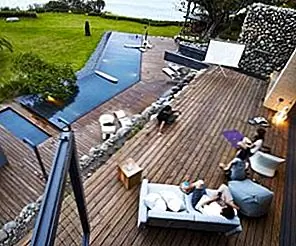 Традиция принимает современный поворот: террасный дом с каменными стенами