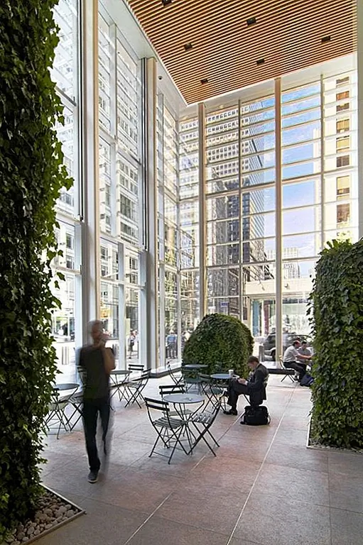 Башня Bank of America была проектом Cook + Fox Architects. Это может показаться типичным холодным офисным зданием, но на самом деле это очень свежая структура. У этого есть зеленые крыши и Городская Комната сада, которая приносит на открытом воздухе. Более того, стеклянные стены обеспечивают много естественного света, делая атмосферу воздушной и приятной. Башня была изолирована с использованием устойчивых материалов. Кроме того, навесная стена изготовлена из стекла с низким содержанием стекла и теплоотражающей керамической фритты. Архитекторы также реализовали серию водосберегающих мер при планировании зданий. В проект были включены безводные писсуары и системы рециркуляции серы и дождевой воды. Проект был завершен в мае 2010 года. {Найден в день}.