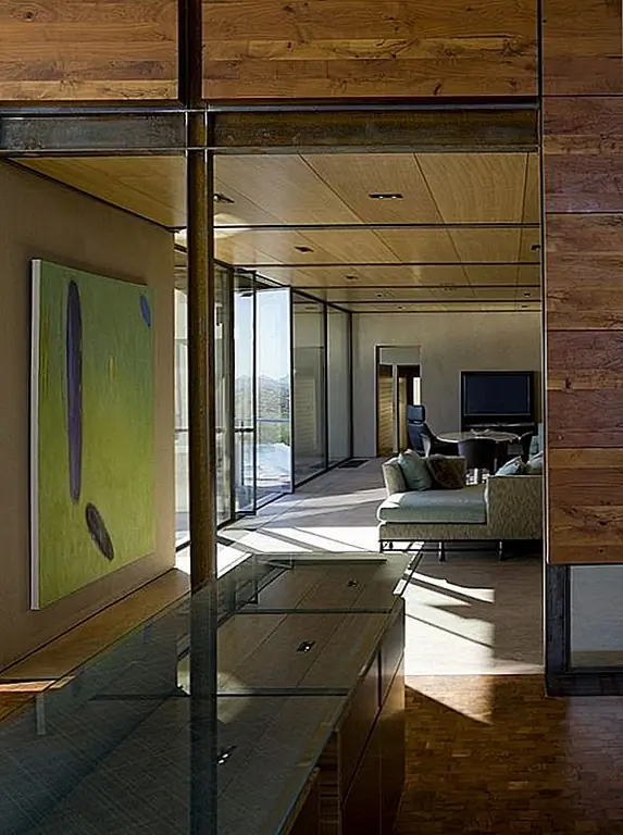 Несмотря на большое количество окон, тепло снаружи не проникает внутрь, поэтому атмосфера приятная. В резиденции также есть очень хорошая открытая пожарная яма и большой бассейн, где владельцы могут расслабиться и повеселиться, когда погода не заманивает их внутрь. В целом, эта современная резиденция, похоже, может игнорировать суровую пустыню и предложить отличное место для жизни. Резиденция была спроектирована архитекторами Lake | Flato Architects, а проектным годом является 2009 год. Это был успешный проект, и цель была достигнута благодаря созданию прекрасного дома, который идеально сочетается с окружающей средой.