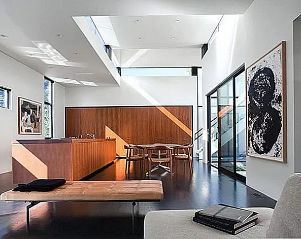 Дом не был построен с нуля. На этой территории был старый загородный дом, который использовался для создания открытого двора. Дом называется Jigsaw из-за его дизайна, сочетание взаимосвязанных головолоподобных томов, связанных друг с другом. В доме также есть дизайн, который заставляет его казаться нечеткой комбинацией внутреннего и наружного пространства. Это современный штрих. Это, вместе с окнами от пола до потолка, позволяет владельцам наслаждаться прекрасными видами из каждой части дома. {Pics by Paul Warchol Photography}