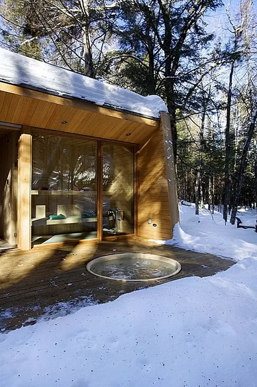 Детская спальня может легко стать спальней для гостей или игровой площадкой, и в другие комнаты могут быть внесены изменения того же типа. Кабина спроектирована как два тома на разных уровнях. Один том ярче другого, и это позволяет легко отличить их. Тем не менее, успокаивающая атмосфера внутри делает всю кабину чувствовать себя как просторное уютное пространство.