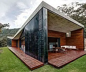 Выветрительный дом, который медленно становится одним с землей