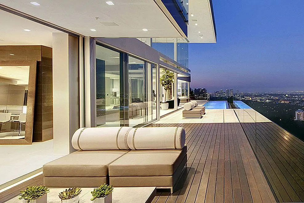 Сущность современной жизни над Лос-Анджелесом: роскошный особняк в Голливуде