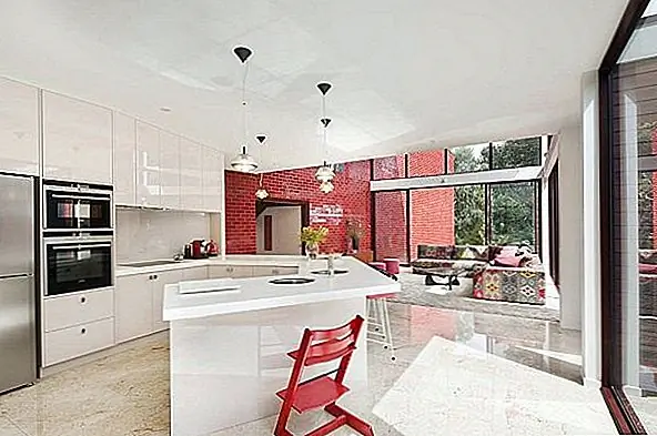 Финн дом имеет пять уровней, и все они связаны непрерывной винтовой лестнице, расположенной между двумя лезвиями стенами. Визуальное воздействие этого места жительства очень сильное. Это именно то, чего хотели клиенты: максимальный эффект за счет экономии средств. Стоимость проекта была сведена к минимуму, и все же дом очень привлекателен и очень эффективен. {Найден на Archdaily и фотографии Джона Голлингса}.