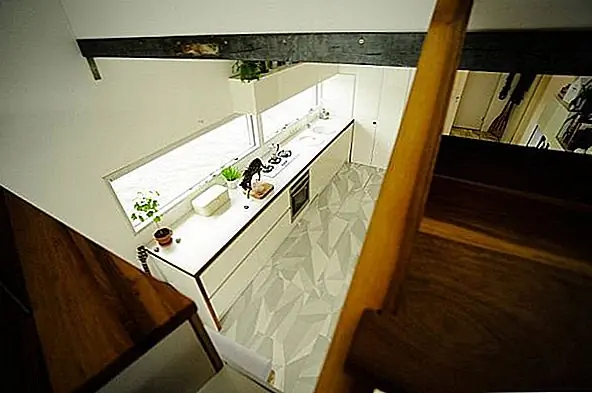 Небольшой, но привлекательный плавучий дом также имеет террасу, доступ к которой можно получить из жилых помещений и через внешнюю стену с наклонным стеклом. С террасы открывается панорамный вид на пейзаж. Дом предлагает уютную жилую площадь для всех жителей. Самые маленькие из них - кошки. У них есть собственные спальни, объединенные в общие пространства. Таким образом, они участвуют в семейных мероприятиях и имеют собственное пространство. {Найдено на designboom}.