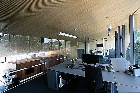 На юге расположена галерея, и общий образ представляет собой открытый интерьер. Основными материалами, используемыми в строительстве, являются древесина, цельная древесина, стекло и цемент. Компания получила нового лидера и новую штаб-квартиру, чтобы отметить это. Конрад, сын основателя и нынешний владелец компании, проявляет большую уверенность, и когда время дойдет до его сына, образ, мы надеемся, будет таким же. {Found at architezer}