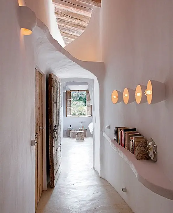 Он разработал свой новый дом как современную пещеру. Это означает, что стены и потолок неравномерны, а дизайн интерьера неравномерен или четко определен, как это происходит в традиционных домах. В некоторых комнатах пол покрыт мягкой галькой, а большинство предметов мебели сделаны из натурального дерева и имеют оригинальный дизайн.