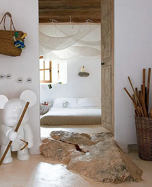 Например, взгляните на эти полки, вырезанные из пня. Есть также табуреты в форме пней, и есть область, где пол возвышен, и похоже, что там росло образование. Это был бы не очень дружелюбный дом для ребенка. Тем не менее, это уникальный дом, и он был спроектирован и построен владельцем, что является большим плюсом. {Found on nytimes}