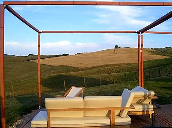 Все приглашает, начиная с входа, белый диван в гостиной, спальни с их очаровательными кроватями, окна, которые показывают самые привлекательные пейзажи. Все уголки этого дома стильные, современные, но деревенские, расслабляющие и удобные. Даже с первого взгляда вы понимаете, что это место - оазис мира, который заставляет вас чувствовать себя спокойно и оставить все позади, поскольку все, что вам нужно сделать, - это наслаждаться собой и всем вокруг вас, включая приготовленную пищу, но большинство, полностью потрясающая окружающая среда.