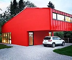 Современный красный дом выглядит модным на небольшом бюджете