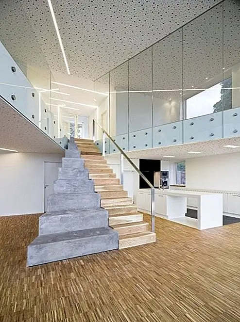 Лестница является одним из фокусов дизайна интерьера. Он имеет необычный и скульптурный дизайн и фактически состоит из двух частей. Одна из них - простая деревянная лестница, а другая - серое удлинение, которое поднимается по мере того, как вы спускаетесь по лестнице. Потолок тоже очень интересный. Он имеет круглые отверстия разных размеров по всей поверхности и является одним из элементов, которые вдохновили название проекта.