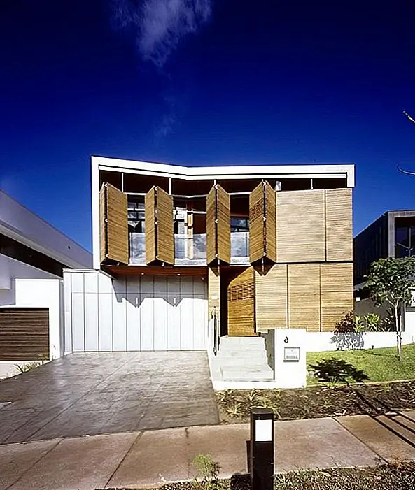 Материалы позволят резиденции смешаться с окружающей средой. Это процесс, который будет виден во времени, поскольку материалы естественным образом возрастут. Что касается внутренней структуры, резиденция включает место гаража ниже уровня, на котором расположена гостиная. Резиденция облегчает переход изнутри наружу. В нем установлены раздвижные стеклянные двери и большие окна.