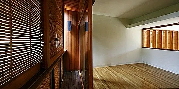 Обратите внимание, что верхний том, который содержит частные участки дома, кажется полностью закрытым. Тем не менее, деревянный фасад можно открывать изнутри, тем самым позволяя свету проникать внутрь. На самом деле это отличная идея. Таким образом, вы всегда можете иметь конфиденциальность, но вы также можете полностью запечатать громкость. {Foudn on archdaily и pics by Scott Burrows}.