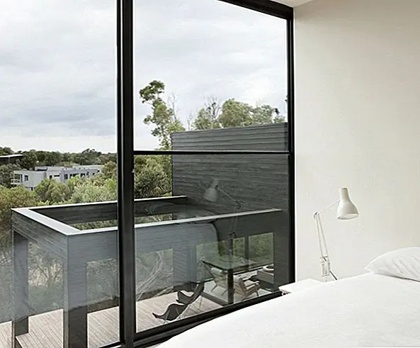 Форма здания была результатом желания клиента визуально и функционально отделить личное пространство от общественных мест. Дом был построен на платформе, которая не отменяет наклон и топографию участка, как в случае с окружающими резиденциями. Эта платформа также позволяет открытым площадкам находиться над уровнем земли и создает непрерывность между внутренней и внешней областями. Стратегия проекта для этого проекта заключалась в создании серии террасных колод, которые охватывают ландшафт.