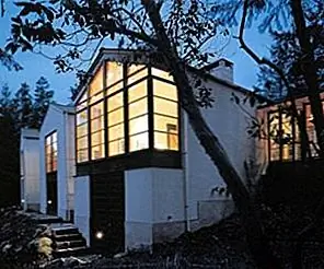 Резиденция Бухтера тщательно размещена, чтобы сохранить природный ландшафт