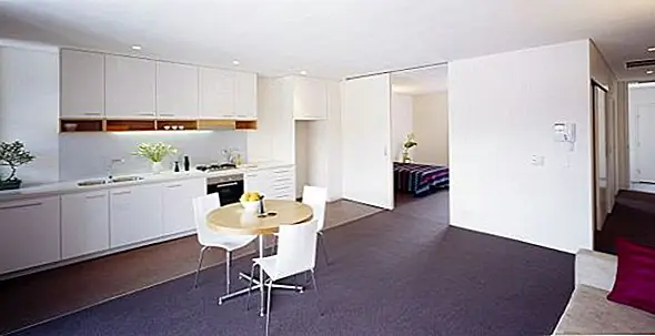 Конструктивно здание поддерживается стальными и металлическими рамами, которые вставляются в портал кирпичной кладки или над ним. Интерьер жилого дома отличается традиционной отделкой, а также стальными дверными рамами, потолками из гипсокартона и кафельными полами и стенами в некоторых районах. Архитекторы обратили особое внимание на то, как все эти материалы и текстуры объединяются, а общий результат - гармоничный и сбалансированный дизайн. {Найден на архиепископии и фото Бретта}.