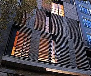 Офисный комплекс Checker Box сжимает свой необычный фасад между двумя зданиями