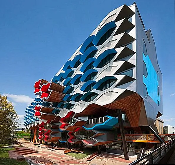 Структура имеет шесть уровней, и это современное учебное и исследовательское здание. Это может быть определенно после нескольких замечательных деталей архитектуры. Прежде всего, вы можете заметить сотовый фасад. Это также красочный фасад с угловыми элементами, которые обрамляют окна. Окна имеют очень интересные и скульптурные геометрические формы. Они определенно заставляют вас переосмыслить все, что вы знаете о окнах.