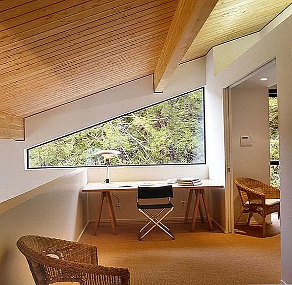 Это очень красивый и уютный дом. Он яркий и просторный и имеет функциональное разделение пространств. Основные жилые площади ориентированы на побережье, чтобы воспользоваться панорамными видами. В доме большие окна, и это еще больше улучшает вид. В этом случае панели из полупрозрачного стекла являются очень хорошим выбором. Они обеспечивают конфиденциальность, когда это необходимо, и они также допускают естественный солнечный свет.