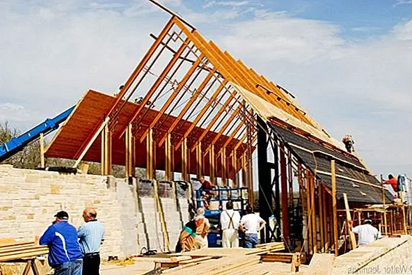 Посетители входят в часовню через каменную подпорную стену, и затем они достигают места, откуда можно любоваться панорамными, великолепными видами. Часовня не будет одинаковой без пейзажа и взглядов, и это элементы, которые делают ее такой красивой. Цель этого проекта состояла в том, чтобы создать божественное пространство и подчеркнуть его красоту с помощью окружающей среды. Именно поэтому архитекторы выбрали такой простой дизайн. Это была умная стратегия перенаправить внимание на внешность.