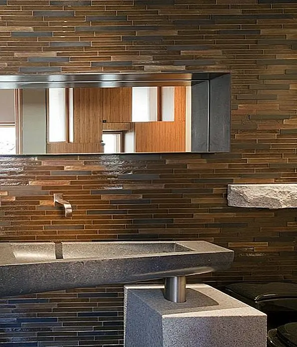 В доме есть открытый план этажа, созданный с использованием переработанных древесных материалов и брекетинга тяжелых металлов. Большие гранитные блоки Sierra White использовались для создания очагов очага. В целом, дом имеет простой и привлекательный дизайн. Он выглядит уютно как снаружи, так и изнутри. Внутренний декор привлекателен и теплый, в основном благодаря использованию дерева. Владельцы могут наслаждаться многими расслабляющими и забавными моментами там, и иногда они также посещаются черным медведем, который раньше жил рядом. {Found on archdaily}