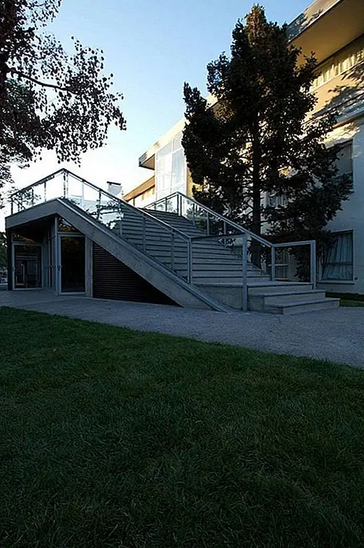 Здание состоит из двух блоков без связи между ними на верхних уровнях. Таким образом, здание также служит мостом между внешним, двумя блоками и главным зданием. Проектирование этого проекта для школы архитектуры и дизайна было определенно проблемой.