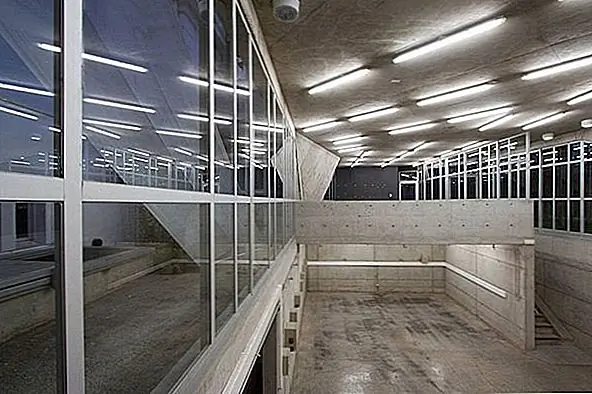 Здание должно было отражать важность архитектуры, а также служить функциональным пространством для всех видов деятельности. Результатом стало современное здание, функциональное, но и архитектурно приятное. Расширение дает новую идентичность школе и влияет на всю структуру. Трехэтажное здание было построено на существующем подземном этаже. Он имеет бетонные полы и стены и имеет гибкий дизайн интерьера. {Найден на архиепископии и фото Aryeh Kornfeld}.