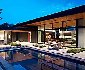 Современный семейный дом занимает место красивого, но старого дома