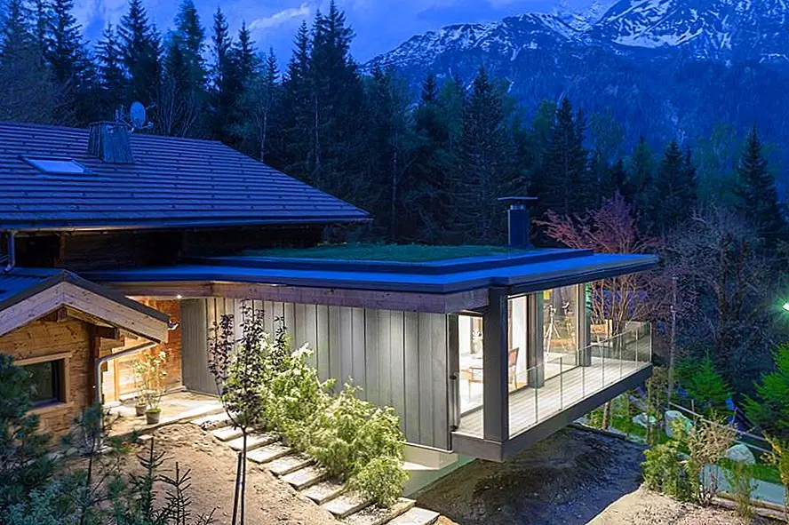 Традиционный горный дом во Франции добавляет современное расширение