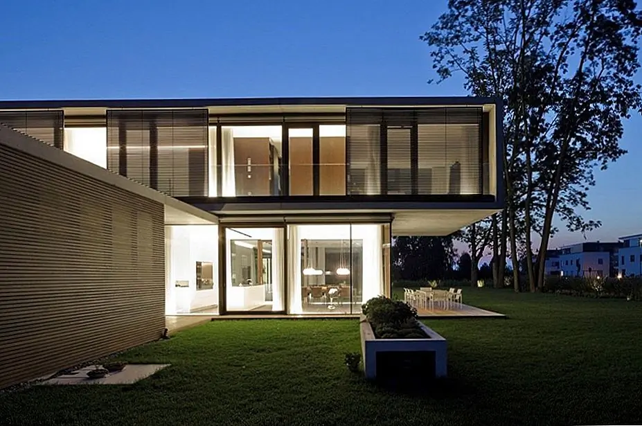 Два штабелированных перпендикулярных тома, определяющих современный дом LK в Австрии