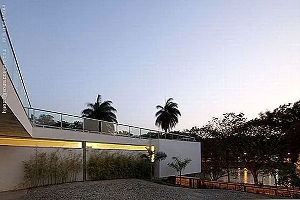 Это, безусловно, очень красивое и интересное здание, и оно расположено в очень красивом районе, с прекрасным пейзажем и окрестностями. Это идеальное сочетание. {João Diniz Arquitetura и pic от leonardofinotti}