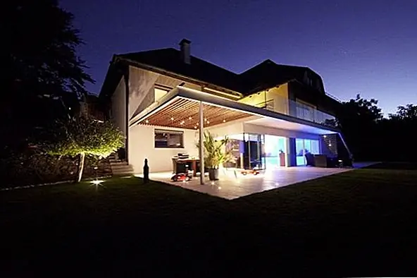 Результаты ремонта очень красивые. Кто бы знал, что оригинальный дом обладает таким большим потенциалом? Конечно, фотограф заслуживает некоторого восхищения. Катарине удалось захватить весь процесс трансформации и показать нам дорогу от старого к новому, от традиционного к современному. Перед фотографиями очень важны и помогают нам увидеть разницу между этими двумя проектами и, таким образом, оценить больше конечных результатов. Что вы думаете об этом огромном ремонте?