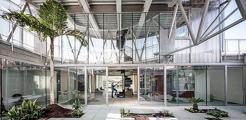 Спальни, их балконы и террасы защищены от элементов и всего остального благодаря тонкой оболочке, которая придает дому очень легкий вид, несмотря на его размер и прочную структуру.