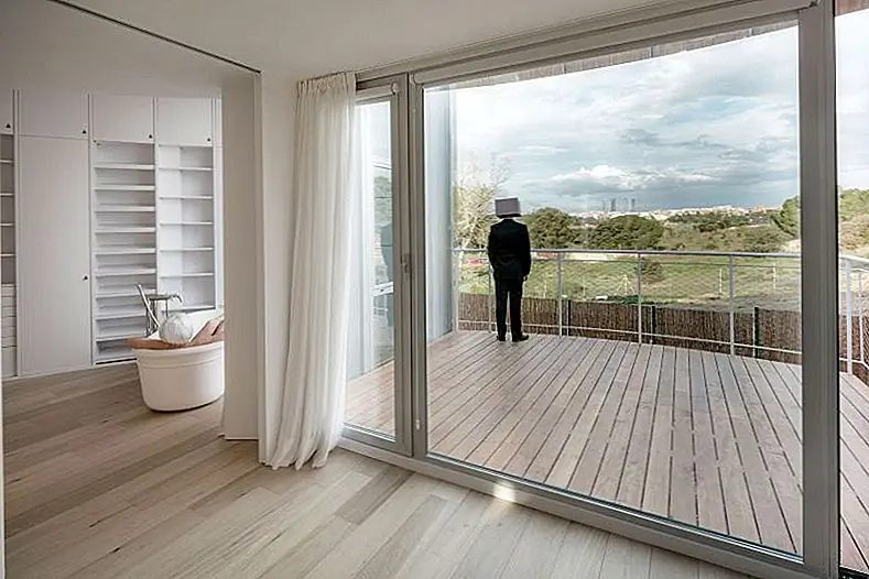 В задней части дома есть также бассейн, расположенный напротив зеленой секции газона и деревянной палубы. Между двумя садами есть теплица. Деревья и растения растут внутри дома, пронизывают пол и приносят свежесть и красоту природы в помещении.