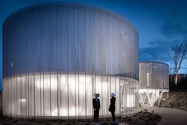 Клиенты хотели, чтобы их новый дом был представителем своих поездок по всему миру и был связан с большим садом, чтобы они могли чувствовать себя погруженными в природу. Помимо этого желания жить в саду, клиенты также хотели, чтобы дом праздновал домашнюю жизнь.