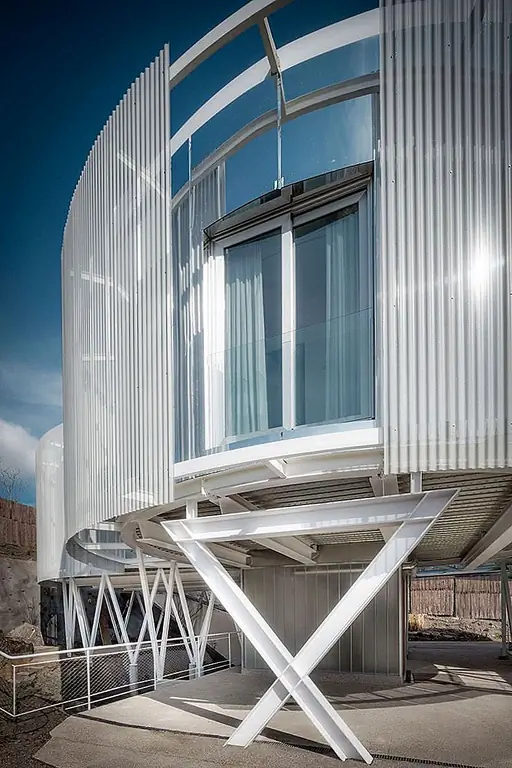 Структура этого уникального дома довольно необычна. На одном и том же участке построено два разных дома. Эта дифференциация исходит из того, что уровень земли и верхний этаж сильно отличаются друг от друга.