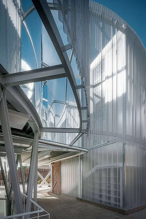 Первый этаж связан с почвой и имеет сильную связь с природой в этом смысле. На верхнем этаже он соединен с садом и больше фокусируется на взглядах, подвешивается и поддерживается колоннами и колоннами.