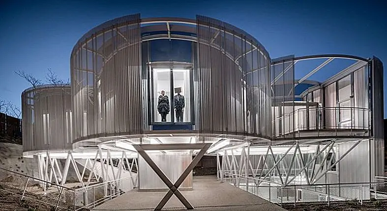 Casa Tobogan был проектом Z4Z4 AAA, архитектурной студии под руководством Рафаэля Бенитеса, которая в последнее время много внимания уделяет невесомости и всему, что связано с принципом, их целью является переопределение обычных аспектов жизни и акцент на деталях, которые часто упускают из виду в традиционной архитектуры.