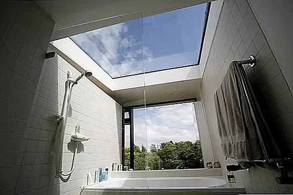 Дом в целом замечательный, и в каждом номере, в частности, отлично. Ванная комната - лучший пример, который может убедить даже самый критический взгляд. Существует очевидное использование высококачественных материалов, красивых вещей, от общих частей до мельчайших деталей. Смесь натуральных материалов, таких как камень и дерево с современными и чистыми пространствами, является лучшим примером того, что существует совершенство. Все пространство открыто, привлекательно и стильно, а единство с окружающей средой способствует гармонии всего пространства. Цвета говорят сами за себя.