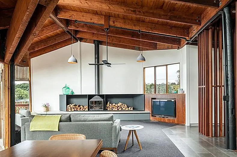 Уютные оконные укромные уголки и непринужденные лаундж-залы расположены по всему дому. Спальный район также очарователен. Деревянный потолок отличался геометрическим мотивом, который соответствует повторяющемуся треугольному мотиву, который определяет архитектуру и дизайн всего дома.