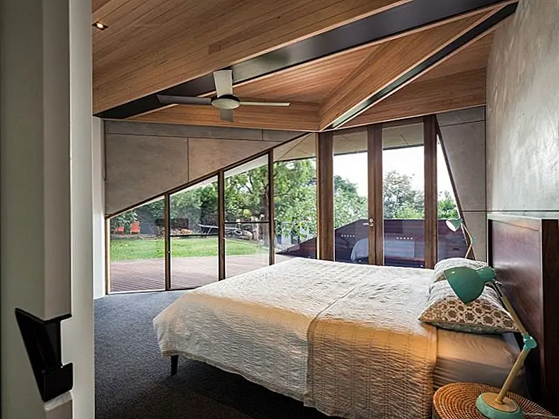 Задний двор в основном занят большим бассейном. Полноразмерные окна и стеклянные двери открывают внутренние пространства, соединяющие внутренний и открытый естественным и гармоничным образом.