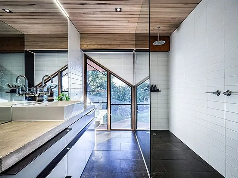 Интерьер умно делится на различные отдельные области. Хотя каждый из них имеет свою собственную функцию, они часто используют план открытого этажа с другими функциями. Область исследования, например, представляет собой рабочий стол с простым полкой и соединением с социальной зоной.