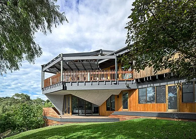 Отель Chamfer House расположен в Морнингтоне, Австралия, и был отремонтирован в 2016 году. Он находится на территории площадью 964 квадратных метра, откуда открывается вид на залив. Некоторые из оригинальных частей были сохранены. Например, структура древесины и потолки не были заменены.